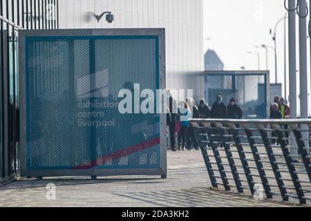 © lizenziert für London News Pictures. 06/11/2020. Liverpool, Großbritannien. An der Seite des Exhibition Centre Liverpool stehen die Leute für die Mittagseröffnung an Stockfoto