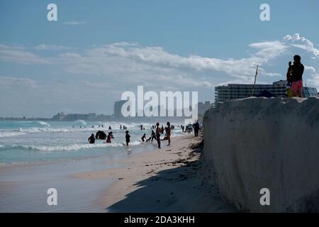 Cancun, Mexiko.- Aspekte und Touristen in Playa Delfines der Cancun Hotel Zone erodierten nach einem Sturm. Stockfoto