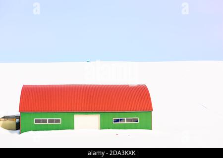 Winterliche Landschaft und Scheenhaus in Biei, Japan. Stockfoto