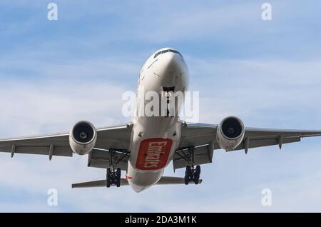 Warschau, Polen - 3. November 2014: Emirates Airlines Boeing 777 landen am Chopin Flughafen in Warschau Stockfoto