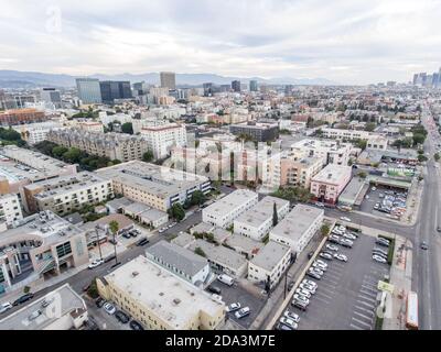 Drone Aerial Blick vom Olympic Blvd und Western Ave Richtung Los Angeles LA Downtown über Koreatown Stockfoto