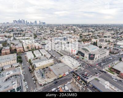 Drone Aerial Blick vom Olympic Blvd und Western Ave Richtung Los Angeles LA Downtown über Koreatown Stockfoto