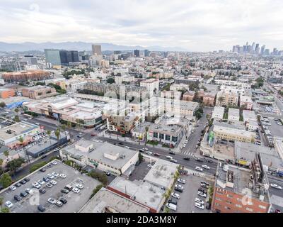 Drone Aerial Blick vom Olympic Blvd und Western Ave Richtung Los Angeles LA Downtown über Koreatown Stockfoto
