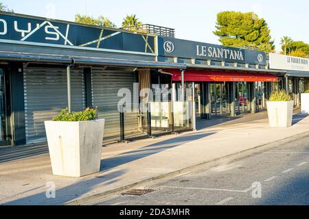 St-Laurent-du-Var, Frankreich 05.11.2020 Restaurant Brasserie auf einem Hafen ist wegen der Epidemie des Coronavirus COVID19 geschlossen. Leere Bar, Stühle erhöht, keine Gäste. Sonniger Herbstabend. Stockfoto