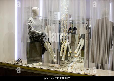 Schaufenster der Bekleidungsgeschäft in der Saison der Rabatte, Schaufensterpuppe in modernen bequemen Damenbekleidung. Konzept Premium Shopping, schwarzer freitag, Verkauf. Ho Stockfoto