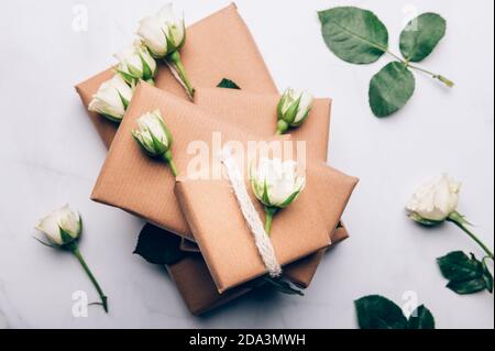 Umweltfreundliches Geschenk in braunem Papier verpackt Stockfoto