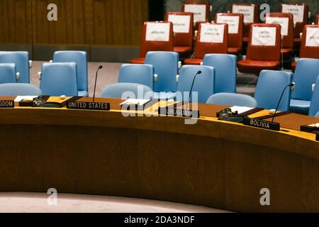 NEW YORK, USA - 20. Sep 2017: Leere Stühle im Konferenzraum der Vereinten Nationen vor Beginn der Debatte. 72. Sitzung der UN-Generalversammlung in New York Stockfoto