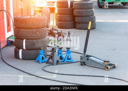 Wagenheber zum Anheben einer Karosserie, um Reifen auf Rädern zu ersetzen Stockfoto