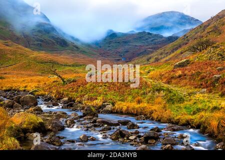 Mardale Beck mit Mardale ill Bell im Nebel, Haweswater, Lake District National Park, Cumbria Stockfoto