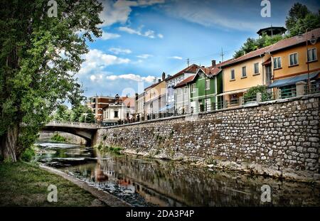 Alte Innenstadt von Knjazevac Stadt im Osten Serbiens. Schöne Aussicht mit Brücke auf den Timok Fluss, HDR Foto. Stockfoto