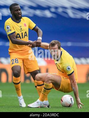 Tanguy NDombele #28 von Tottenham Hotspur hilft Harry Kane #10 Von Tottenham Hotspur zu seinen Füßen Stockfoto