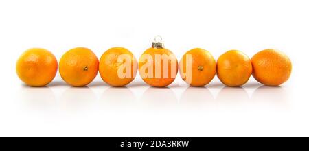 Tangerines Row Line als Weihnachtskugel an Weihnachten und Neujahr Stockfoto