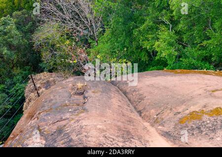 Wat Phu Tok ist eines der wahren Wunder Thailands. Dieser riesige Sandsteinausbisauf, der von Meilen um gesehen werden kann Stockfoto