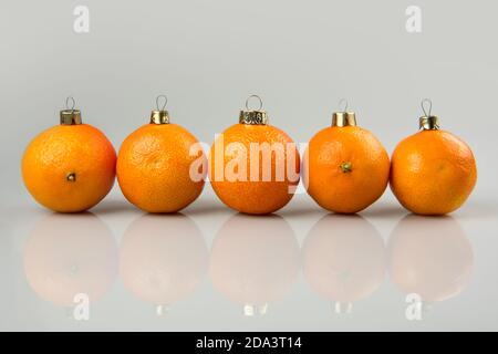 Tangerines Row Line als Weihnachtskugel an Weihnachten und Neujahr Stockfoto