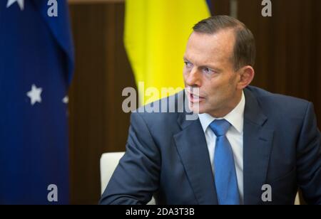 MELBOURNE, AUSTRALIEN - 11. DEZEMBER 2014: Der australische Premierminister Tony Abbott bei einem Treffen mit dem Präsidenten der Ukraine Petro Poroschenko in Melbourne Stockfoto