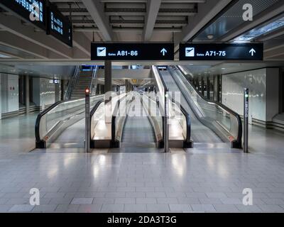 Zürich, Schweiz - 13. Okt 2020: Leere Rolltreppen in einem verlassenen Terminalgebäude des Flughafens Zürich Kloten zu Zeiten der weltweiten Covid-Pandemie. Stockfoto