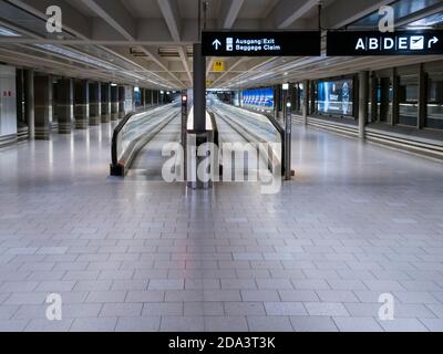 Zürich, Schweiz - 13. Okt 2020: Leere Rolltreppen in einem verlassenen Terminalgebäude des Flughafens Zürich Kloten zu Zeiten der weltweiten Covid-Pandemie. Stockfoto