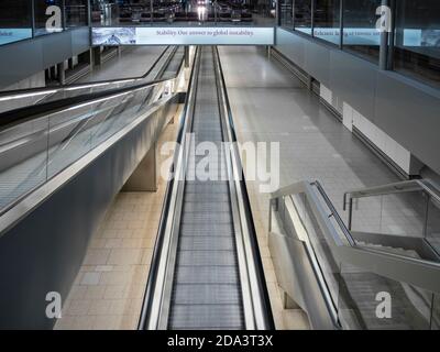 Zürich, Schweiz - 13. Okt 2020: Leere Rolltreppen in einem verlassenen Terminalgebäude des Flughafens Zürich Kloten zu Zeiten der weltweiten Covid-Pandemie. Stockfoto