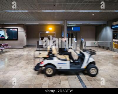 Zürich, Schweiz - 13. Okt 2020: Ein Shuttle-Cart passiert zu Zeiten der weltweiten Covid-Pandemie an einem verlassenen Boarding Gate des Züricher Flughafens. Stockfoto
