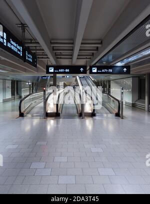 Zürich, Schweiz - 13. Okt 2020: Leere Rolltreppen im Terminalgebäude des Flughafens Zürich Kloten. Aufgrund der weltweiten Covid-Pandemie, Flugreisen Stockfoto
