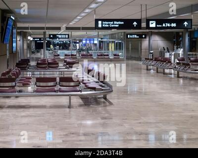 Zürich, Schweiz - 13. Okt 2020: Verlassenes Terminalgebäude am Flughafen Zürich Kloten zu Zeiten der weltweiten Covid-Pandemie. Stockfoto