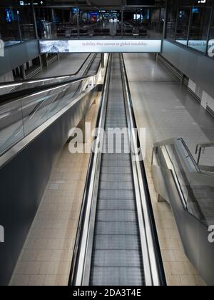 Zürich, Schweiz - 13. Okt 2020: Leere Rolltreppen in einem verlassenen Terminalgebäude des Flughafens Zürich Kloten zu Zeiten der weltweiten Covid-Pandemie. Stockfoto