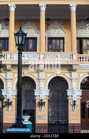 Kuba, Provinz Santiago de Cuba, Santiago de Cuba, Parque Cespedes (Hauptplatz der Stadt), Casa de la Cultura Miguel Matamores - ehemaliger San Carlos Club - Stockfoto