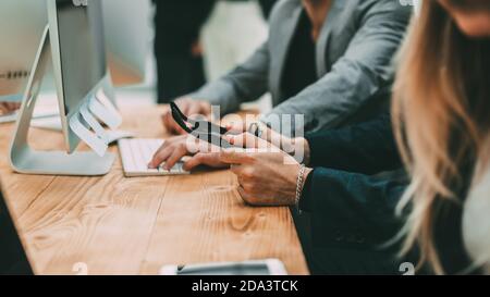 Zwanglose Gruppe von Geschäftsleuten, die am Büroschalter sitzen Stockfoto