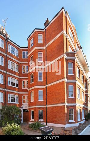 Außenansicht der Albert Palace Mansions, einem neu renovierten viktorianischen Mietshaus mit Luxuswohnungen neben Battersea Park, London, Großbritannien Stockfoto