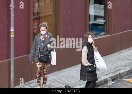 Madrid, Spanien. November 2020. Fußgänger, die Gesichtsmasken tragen, gehen auf einer Straße in Madrid, Spanien, 9. November 2020. Die Zahl der bestätigten COVID-19-Fälle weltweit hat 50 Millionen überschritten, wie die Zahlen der Weltgesundheitsorganisation (WHO) am Montag zeigten. Ein WHO-Dashboard zeigte, dass weltweit, am Montag um 10:45 Uhr MEZ (0945 GMT), insgesamt 50,030,121 bestätigte COVID-19-Fälle, darunter 1,252,072 Todesfälle, der UN-Gesundheitsbehörde gemeldet wurden. Quelle: Meng Dingbo/Xinhua/Alamy Live News Stockfoto