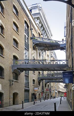 Lagerbrücken auf der Shad Thames, in der Nähe der Tower Bridge, London, Großbritannien. Riverside Lagerhäuser jetzt in Luxus-Apartments umgewandelt. Stockfoto