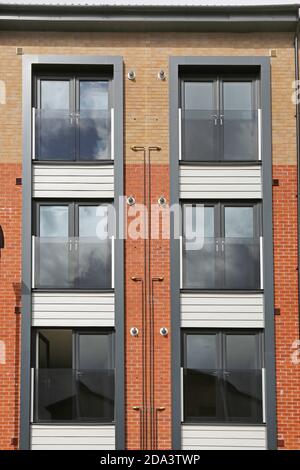 Detail aus Glas Juliet Anconies auf einem neuen 3-stöckigen, Fachwerk-Apartment-Block in St. Helens, Großbritannien. Bietet erschwingliche, kommunale Gehäuse. Stockfoto