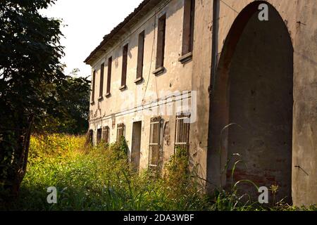 Überreste eines verlassenen Gebäudes in der Po-Ebene, Lombardei, Italien Stockfoto