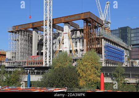 Neues Gebäude des London College of Fashion im Bau Teil der Stratford Waterfront Entwicklung im Queen Elizabeth Olympic Park, London, Großbritannien Stockfoto