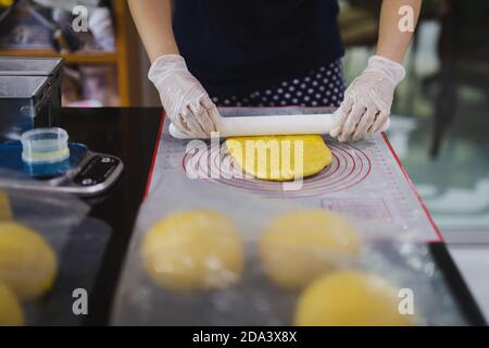 Frau Hände Kneten Teig machen Brot mit einem Nudelholz. Stockfoto