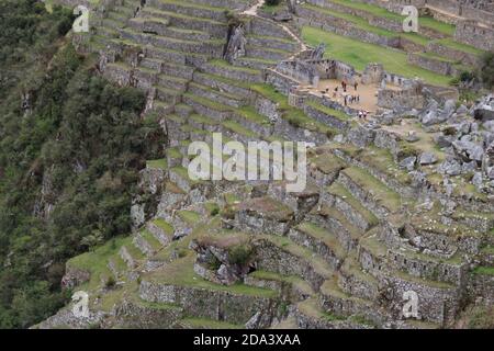 Eine Luftaufnahme des hinteren Teils von Machu Picchu, einschließlich Bauernterrassen, Steinbruch und der Haupttempel Stockfoto