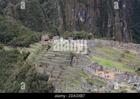 Eine Luftaufnahme des hinteren Teils von Machu Picchu, einschließlich Bauernterrassen, Steinbruch, der Haupttempel, Intihuatana, der Hauptplatz und das Hou Stockfoto
