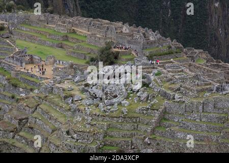 Eine Luftaufnahme des hinteren Teils von Machu Picchu, einschließlich Bauernterrassen, Steinbruch, der Haupttempel, der Hauptplatz und das Haus von Factori Stockfoto