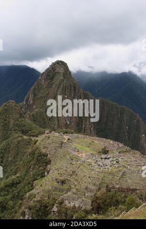 Eine Luftaufnahme des hinteren Teils von Machu Picchu, einschließlich Bauernterrassen, Steinbruch, der Haupttempel, Intihuatana, der Hauptplatz und das Hou Stockfoto
