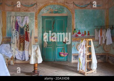 Kuba, Trinidad, Plaza Mayor, Innere der Galeria de Arte im ehemaligen Palacio Ortiz -die Casa de Aldeman Ortiz - ein Kolonialhaus aus 1809 tha Stockfoto