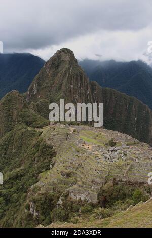 Eine Luftaufnahme des hinteren Teils von Machu Picchu, einschließlich Bauernterrassen, Steinbruch, der Haupttempel, Intihuatana, der Hauptplatz und das Hou Stockfoto