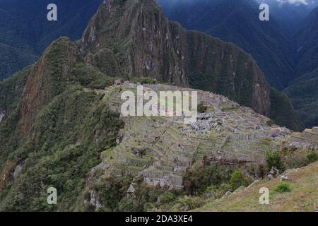 Eine Luftaufnahme des hinteren Teils von Machu Picchu, einschließlich Bauernterrassen, Steinbruch, der Haupttempel, Intihuatana, der Hauptplatz und das Hou Stockfoto