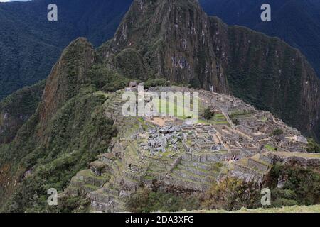 Eine Luftaufnahme des hinteren Teils von Machu Picchu, einschließlich Bauernterrassen, Steinbruch, der Haupttempel, Intihuatana, der Hauptplatz und das Hou Stockfoto