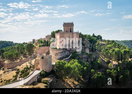 Schloss und befestigte mittelalterliche Stadt Alarcon in Cuenca, Castilla-La Mancha, umgeben vom Fluss Jucar. Stockfoto