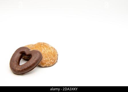 Mehrere Lebkuchenkekse werden auf weißem Hintergrund platziert. Stockfoto