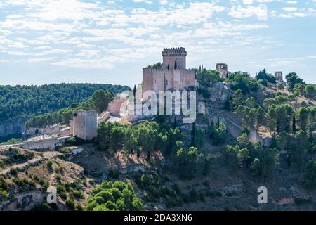 Schloss und befestigte mittelalterliche Stadt Alarcon in Cuenca, Castilla-La Mancha, umgeben vom Fluss Jucar. Stockfoto