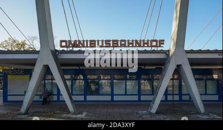 Chemnitz, Deutschland. November 2020. Blick auf den Busbahnhof in Chemnitz. Quelle: Peter Endig/dpa-Zentralbild/ZB/dpa/Alamy Live News Stockfoto