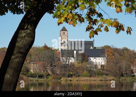 Chemnitz, Deutschland. November 2020. Blick auf die Schlosskirche mit dem Schloßbergmuseum (v.), das ehemalige Kloster, am Burgteich (im Vordergrund) im Ortsteil Schloßchemnitz. Quelle: Peter Endig/dpa-Zentralbild/ZB/dpa/Alamy Live News Stockfoto