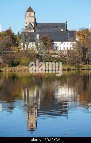 Chemnitz, Deutschland. November 2020. Blick auf die Schlosskirche mit dem Schloßbergmuseum (v.), das ehemalige Kloster, am Burgteich (im Vordergrund) im Ortsteil Schloßchemnitz. Quelle: Peter Endig/dpa-Zentralbild/ZB/dpa/Alamy Live News Stockfoto