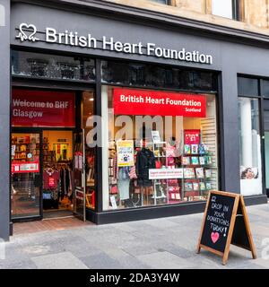 Shop Front für die nationale Wohltätigkeitsorganisation British Heart Foundation mit Sandwich-Board-Werbung für Spenden, Sauchiehall Street, Glasgow, UK Stockfoto